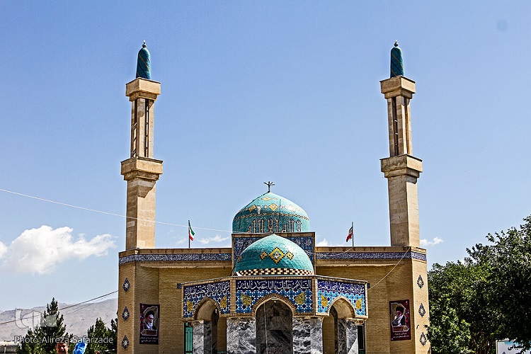 &nbsp;&nbsp;بقاع متبرکه پایگاه محوری نشر قرآن و عترت هستند / امامزادگان سفیران ائمه معصومین(ع) هستند