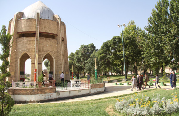 گزارش تصویری غبارروبی گلزار شهدای گمنام کوهدشت گزارش تصویری غبارروبی گلزار شهدای گمنام کوهدشت