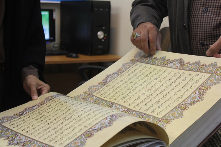 قرآن کتابت شده به دست 114 خوشنویس همدانی به حرم امام علی(ع) اهدا می&zwnj;شود