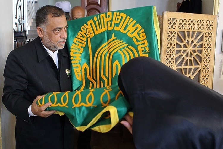 پرچم متبرک بارگاه امام رضا(ع) در سیستان&zwnj;وبلوچستان به اهتزار درآمد