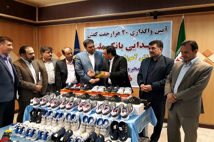 اهدای ۲۰ هزار جفت کفش به مددجویان کمیته امداد لرستان اهدای ۲۰ هزار جفت کفش به مددجویان کمیته امداد لرستان