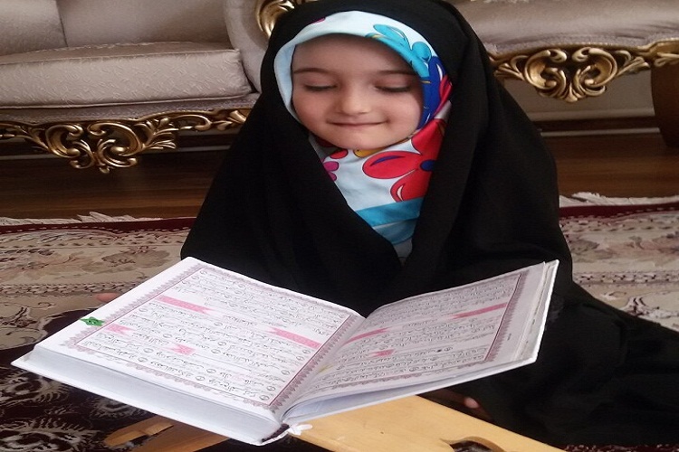 دختری که بدون یاد گرفتن خواندن و نوشتن، قرآن تلاوت میکند دختری که بدون یاد گرفتن خواندن و نوشتن، قرآن تلاوت میکند
