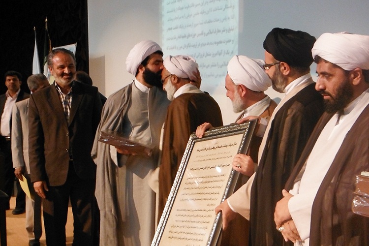 علما و روحانیون پیش کسوت در سطح کشور تجلیل می شوند علما و روحانیون پیش کسوت در سطح کشور تجلیل می شوند