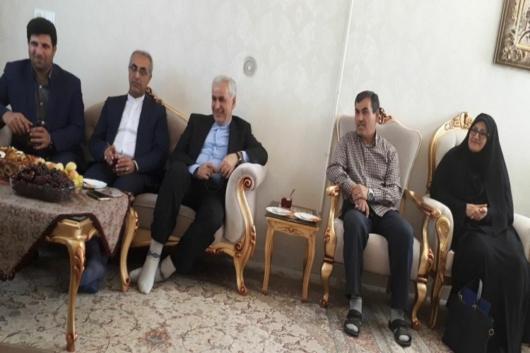 استاندارخراسانشمالی با خانواده شهید طیبی از شهدای فاجعه هفتم تیر دیدار کرد استاندارخراسانشمالی با خانواده شهید طیبی از شهدای فاجعه هفتم تیر دیدار کرد