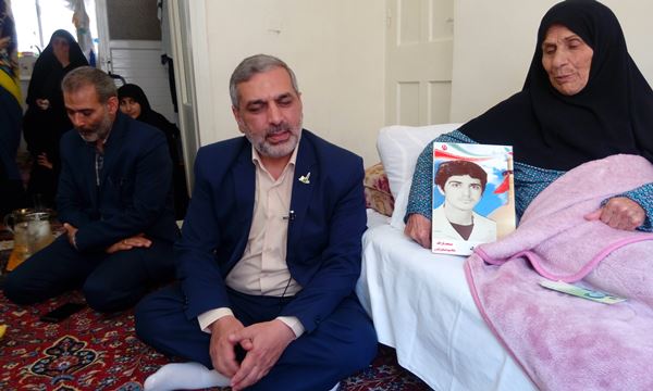 رد نشود//ماجرای کبوتری که دورتادور مادر شهید می‌گردد/ پسر شهیدش هنوز هم به فکر مادر است