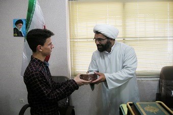 تجلیل از برترینهای مسابقه «با قرآن در زلال اعتکاف» در رودسر تجلیل از برترینهای مسابقه «با قرآن در زلال اعتکاف» در رودسر