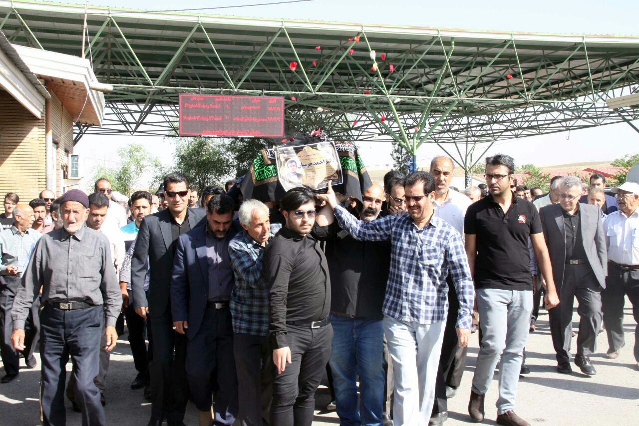 تشییع پیکر یکی&lrm;از جانباختگان حادثه هواپیمایی تهران ـ یاسوج در بروجرد