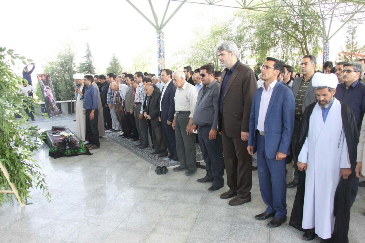 تشییع پیکر یکی&lrm;از جانباختگان حادثه هواپیمایی تهران ـ یاسوج در بروجرد