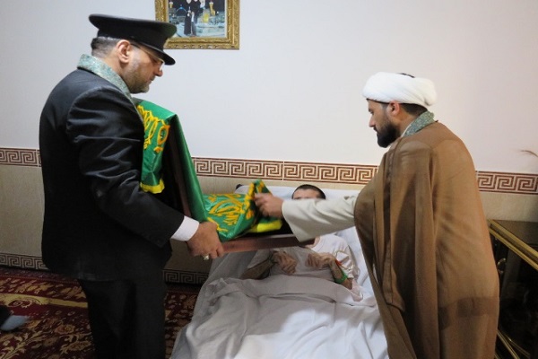 عیادت خدام رضوی از یک بیماردر کما