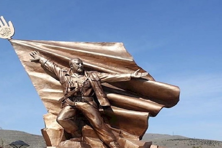 نصب تندیس حماسه پدخندق در ورودی لنده