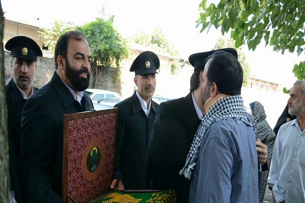 دیدار خادمین حرم امام رضا(ع) با جانباز ٧۵ درصد همدانی