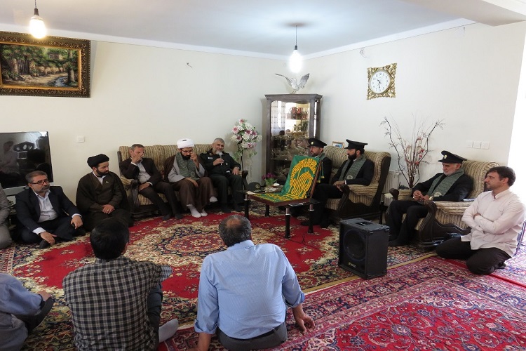 دیدار خادمین رضوی با خانواه شهید بهمنی در همدان