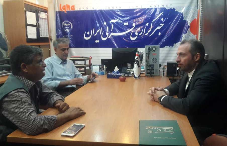 تجلیل رئیس جهاد دانشگاهی فارس از عكاس آزاده ایكنا