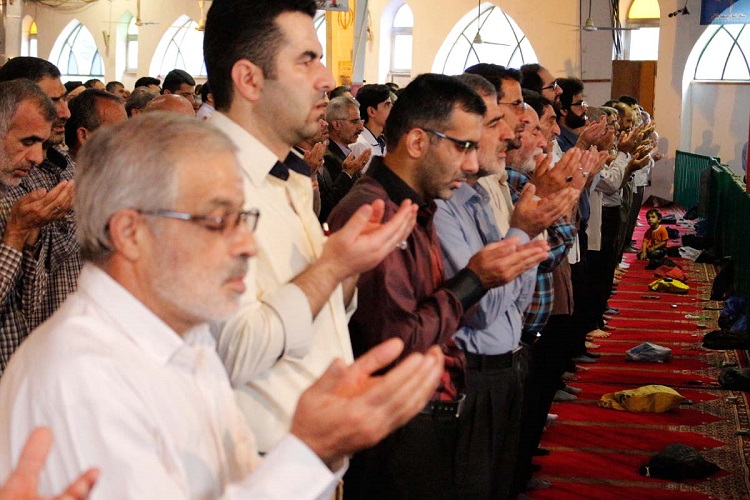 اقامه نماز عید قربان به امامت آیتالله علما در کرمانشاه اقامه نماز عید قربان به امامت آیتالله علما در کرمانشاه
