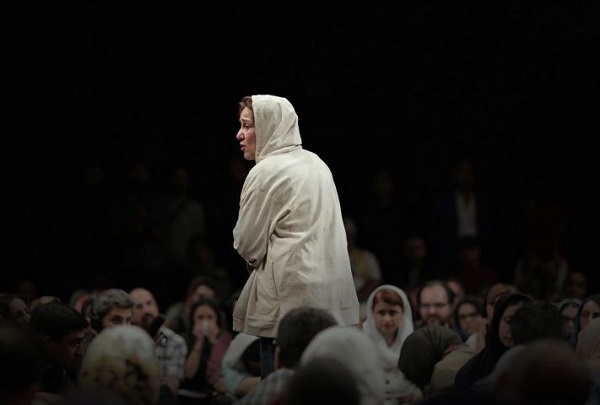 وجدان بیدار جامعه، عریان بر روی صحنه تئاتر/توفیق نسبی نمایش متکی بر متن نمایشی و درخشش بازیگران