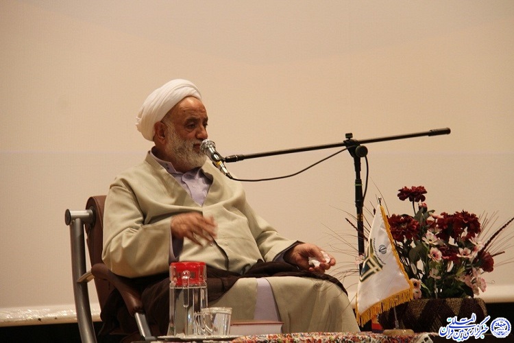 لازم است منبر و روضه&zwnj;هایمان قرآنی و با محوریت قرآن باشد