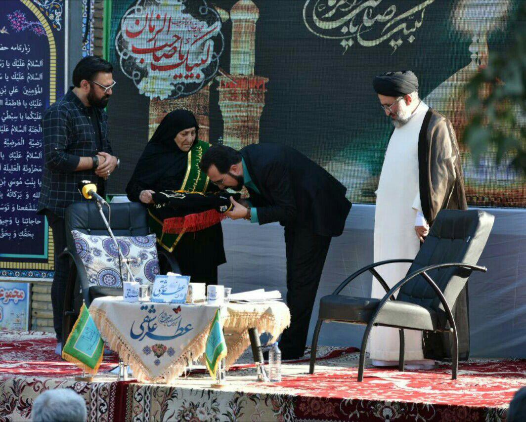 رد نشود//آئین تعویض پرچم گنبد سیده ملک خاتون(س) انجام شد