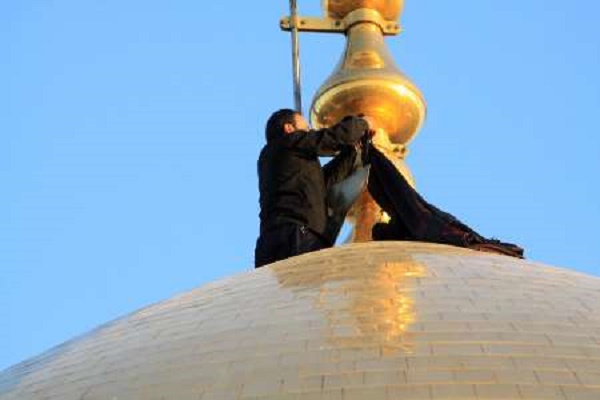 مراسم تعویض پرچم گنبد حرم در آستانه محرم برگزار می&lrm;شود