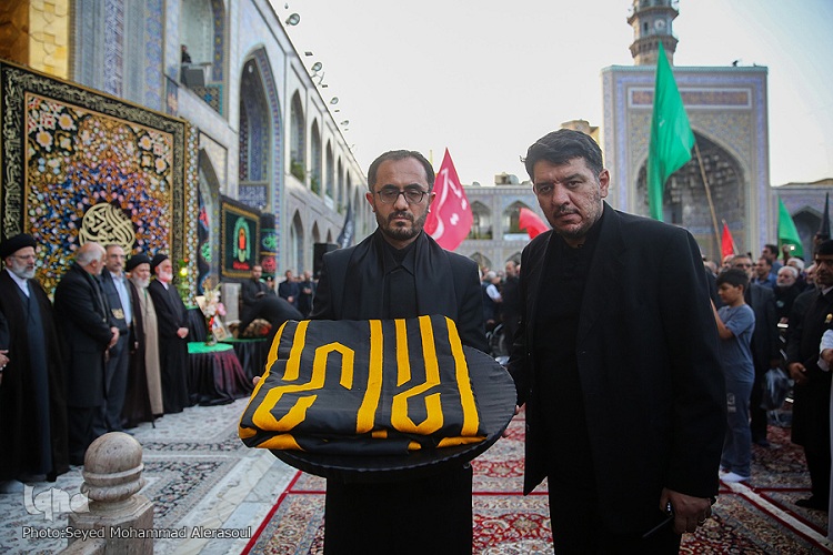 آیین تعویض پرچم گنبد منور و پوش ضريح مطهر رضوی برگزار شد