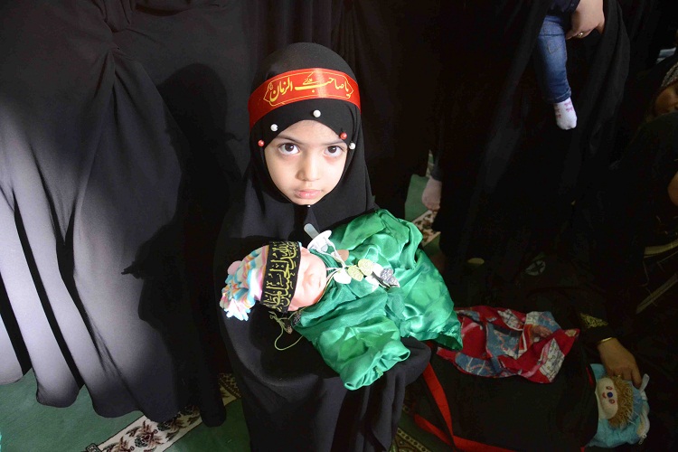 طنین لالایی مادران به یاد طفل شش ماهه کربلا در تبریز طنین لالایی مادران به یاد طفل شش ماهه کربلا در تبریز