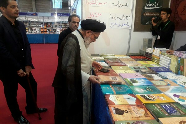 کتاب، بهترین راه انتقال معلومات افراد به یکدیگر است