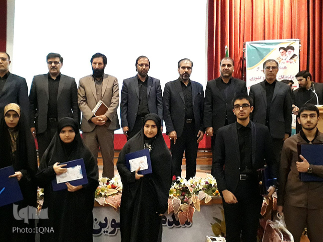 گزارش تصویری مراسم تجلیل از منتخبان مسابقات قران دانشآموزی لرستان گزارش تصویری مراسم تجلیل از منتخبان مسابقات قران دانشآموزی لرستان