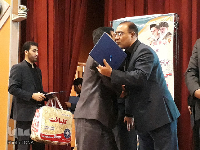 گزارش تصویری مراسم تجلیل از منتخبان مسابقات قران دانشآموزی لرستان گزارش تصویری مراسم تجلیل از منتخبان مسابقات قران دانشآموزی لرستان