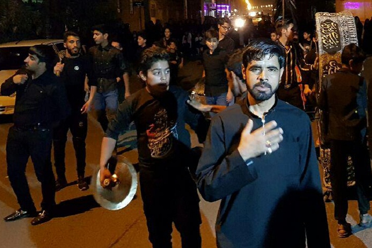 تصاویری از دسته&zwnj;روی هیئات مذهبی در شب عاشورا/ زاهدان