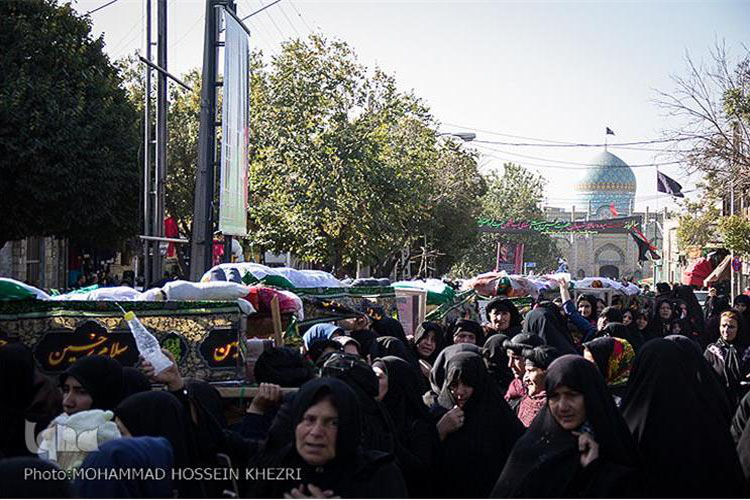 تشییع نمادين 72 شهید کربلا توسط زنان قزوينی