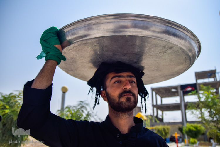 آیین سنتی مذهبی توزیع غذای نذری در روستای باغملک آیین سنتی مذهبی توزیع غذای نذری در روستای باغملک