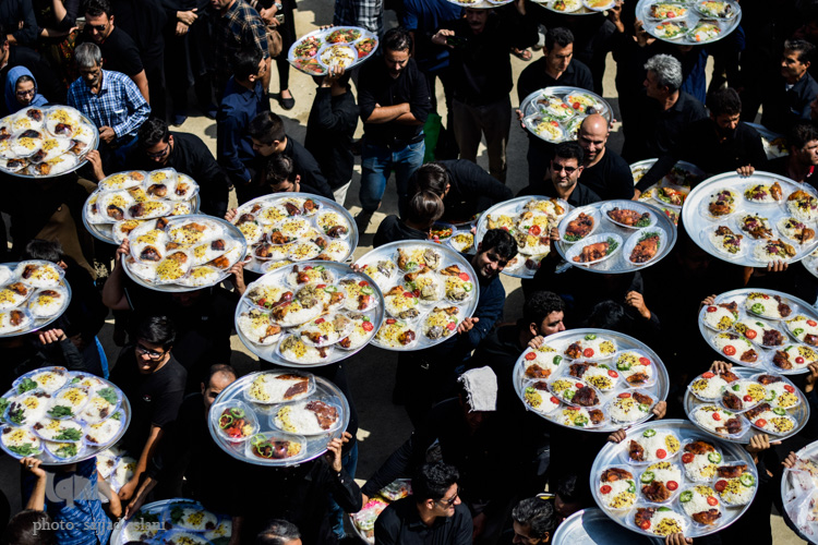 آیین سنتی مذهبی توزیع غذای نذری در روستای باغملک آیین سنتی مذهبی توزیع غذای نذری در روستای باغملک