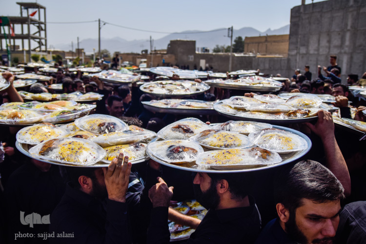 آیین سنتی مذهبی توزیع غذای نذری در روستای باغملک آیین سنتی مذهبی توزیع غذای نذری در روستای باغملک