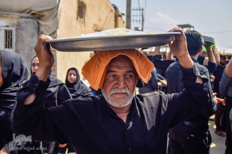 آیین سنتی مذهبی توزیع غذای نذری در روستای باغملک آیین سنتی مذهبی توزیع غذای نذری در روستای باغملک