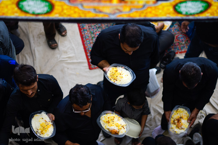 آیین سنتی مذهبی توزیع غذای نذری در روستای باغملک آیین سنتی مذهبی توزیع غذای نذری در روستای باغملک