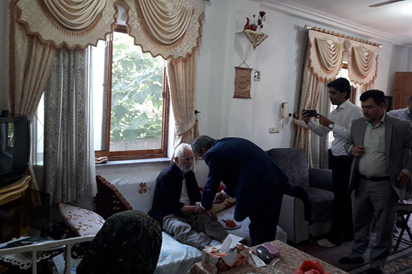 دیدار با خانواده شهدا در املش + تصاویر