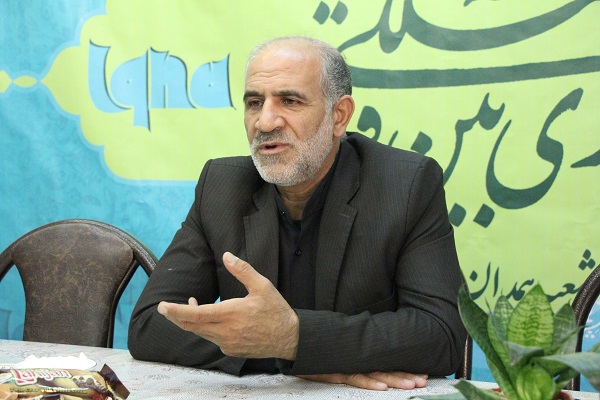 گفت&zwnj;وگو با صاحب عکس معروف &laquo;رزمنده در حال نماز&raquo;/ این عکس مسیر زندگی را برایم تلنگر می&zwnj;زند