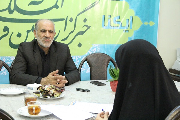گفت&zwnj;وگو با صاحب عکس معروف &laquo;رزمنده در حال نماز&raquo;/ این عکس مسیر زندگی را برایم تلنگر می&zwnj;زند