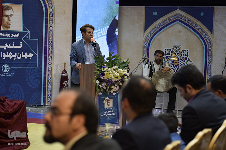 رونمایی از تندیس جهان پهلوان تحتی