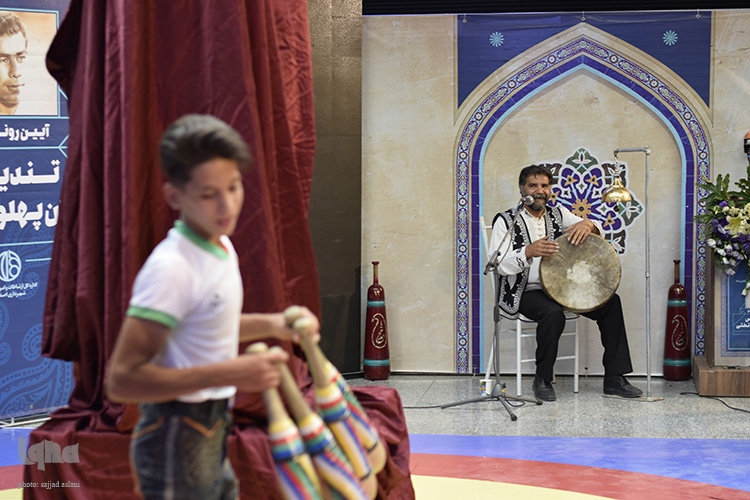 رونمایی از تندیس جهان پهلوان تحتی