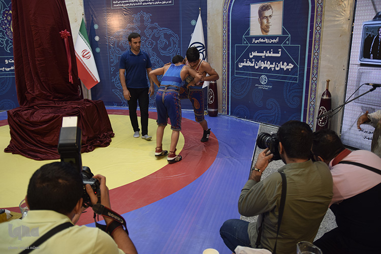 رونمایی از تندیس جهان پهلوان تحتی