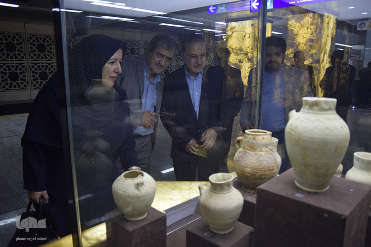 رونمایی از تندیس جهان پهلوان تحتی