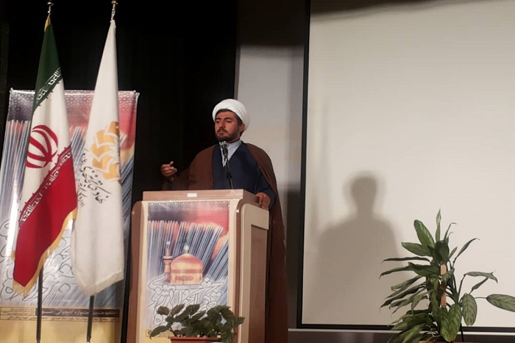 روحیه کتابخوانی در جامعه باید زنده شود