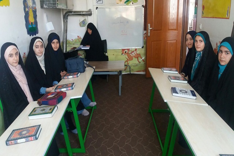 انس با قرآن اخلاق و بزرگ منشی را به انسان میآموزد انس با قرآن اخلاق و بزرگ منشی را به انسان میآموزد