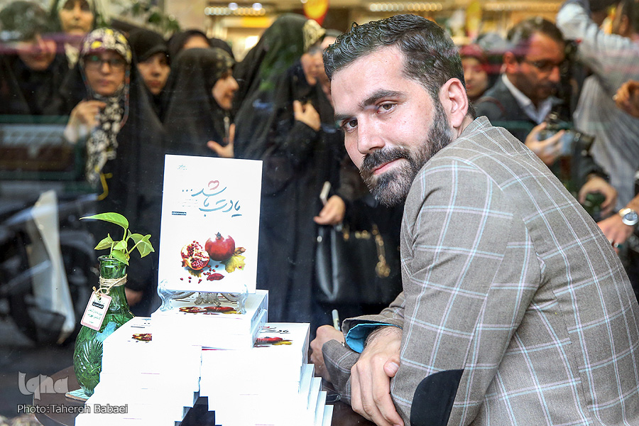 استقبال جوانان از کتاب تحسین شده مقام معظم رهبری