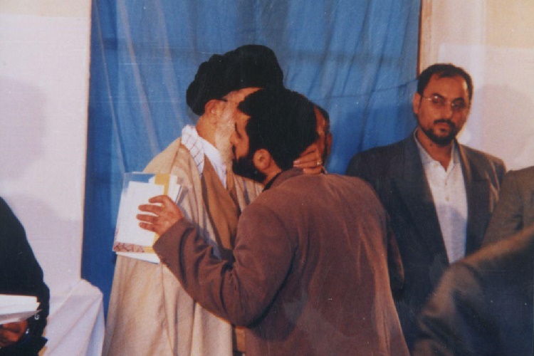آزاده ای که زائر مزار خود شد/ جاسازی خاطرات زندان در درون عصا