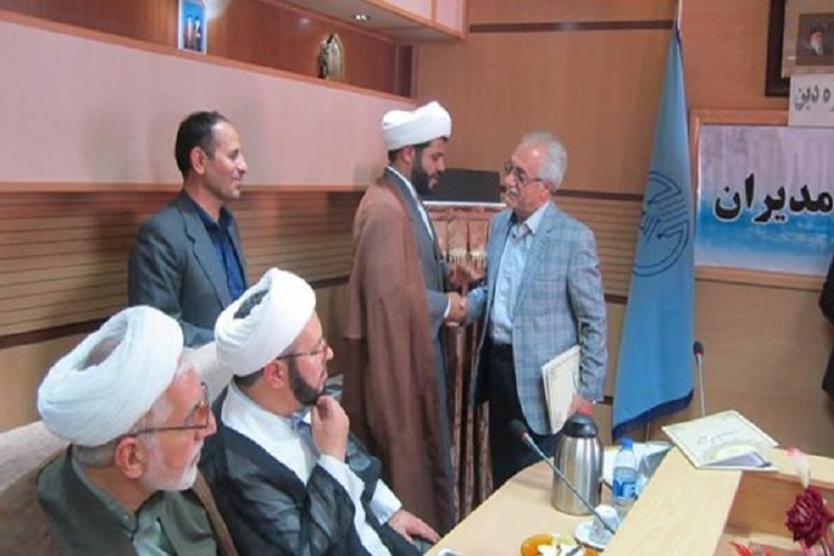 مؤلفان حوزه دین در کردستان مورد تجلیل قرار گرفتند مؤلفان حوزه دین در کردستان مورد تجلیل قرار گرفتند