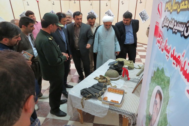 برپایی نمایشگاه عکس و پوستر دفاع مقدس در کامیاران برپایی نمایشگاه عکس و پوستر دفاع مقدس در کامیاران