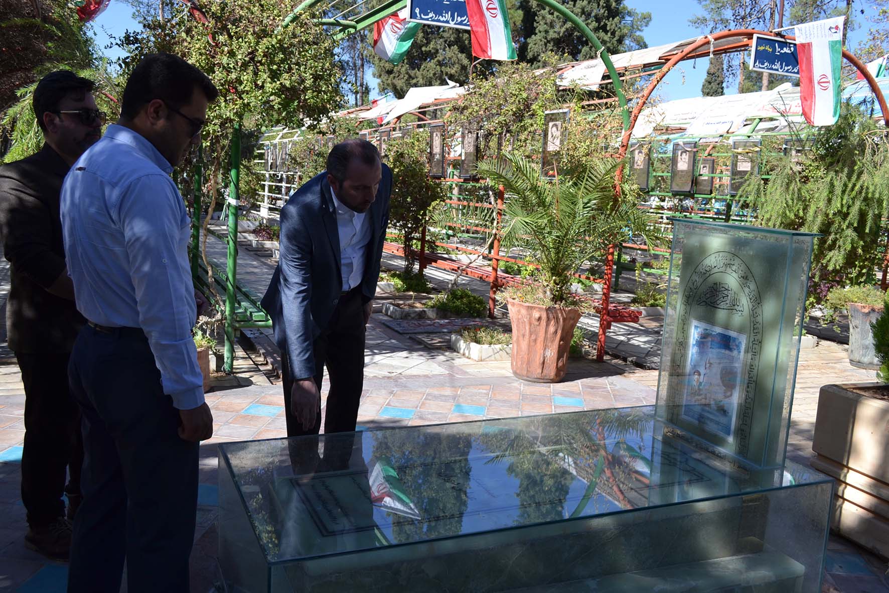 زمزمه&zwnj;های عاشقانه جهادگران دانشگاهی فارس با امامزادگان عشق/ در عمل پیرو آرمان&zwnj;های شهدا باشیم