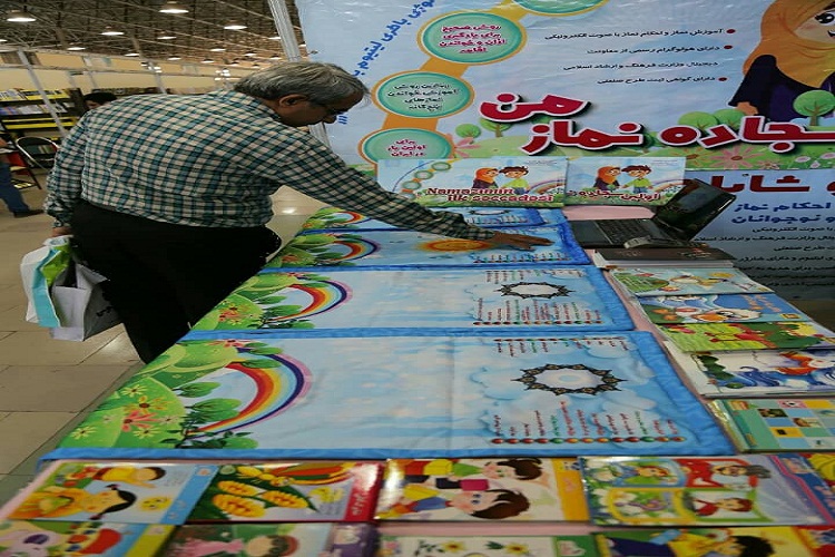 عرضه اولین &laquo;سجاده نماز&raquo;سخنگوی دیجیتال در نمایشگاه کتاب تبریز