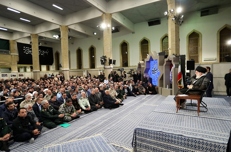 روح مجاهدت وشکست‌ناپذیری ملت ایران در روایت دفاع مقدس متبلور باشد